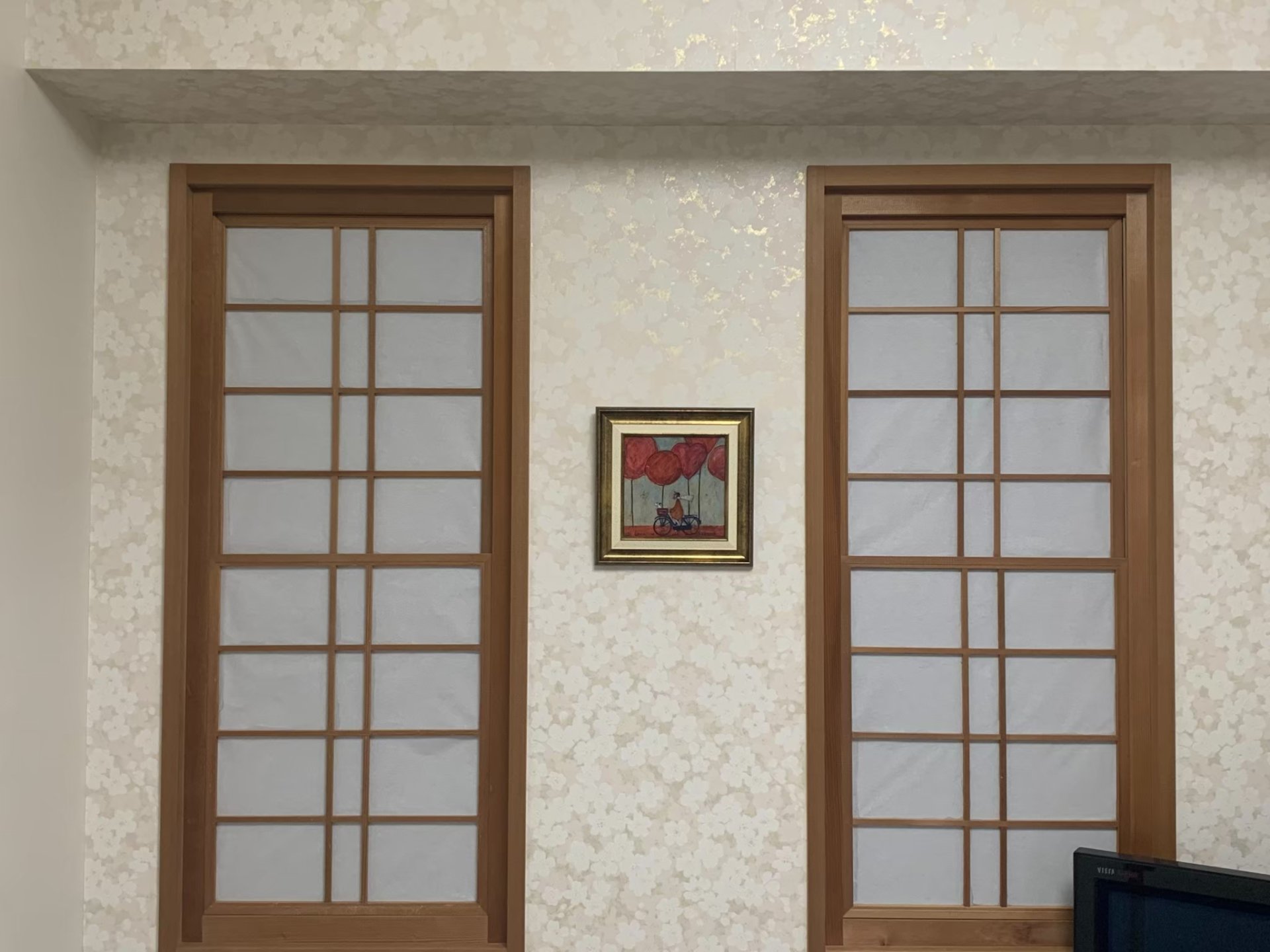 淡い色調の小花柄に包まれた和室