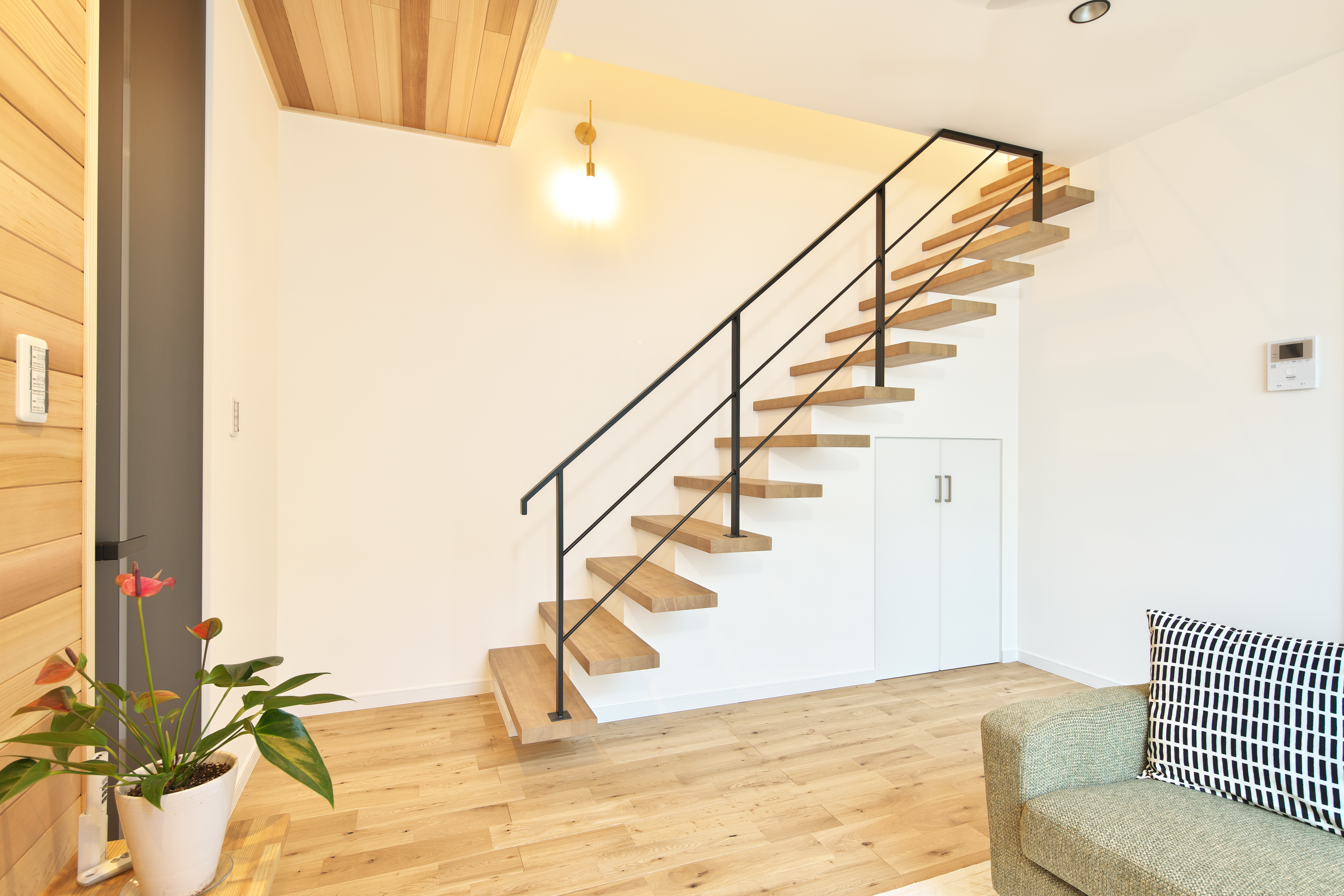 抜け感も収納も叶えたスリット階段