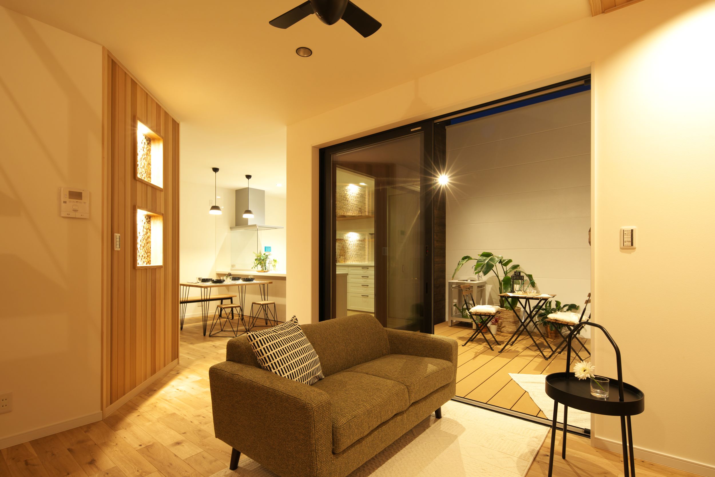 内と外が一緒になる開放的なリビングルーム