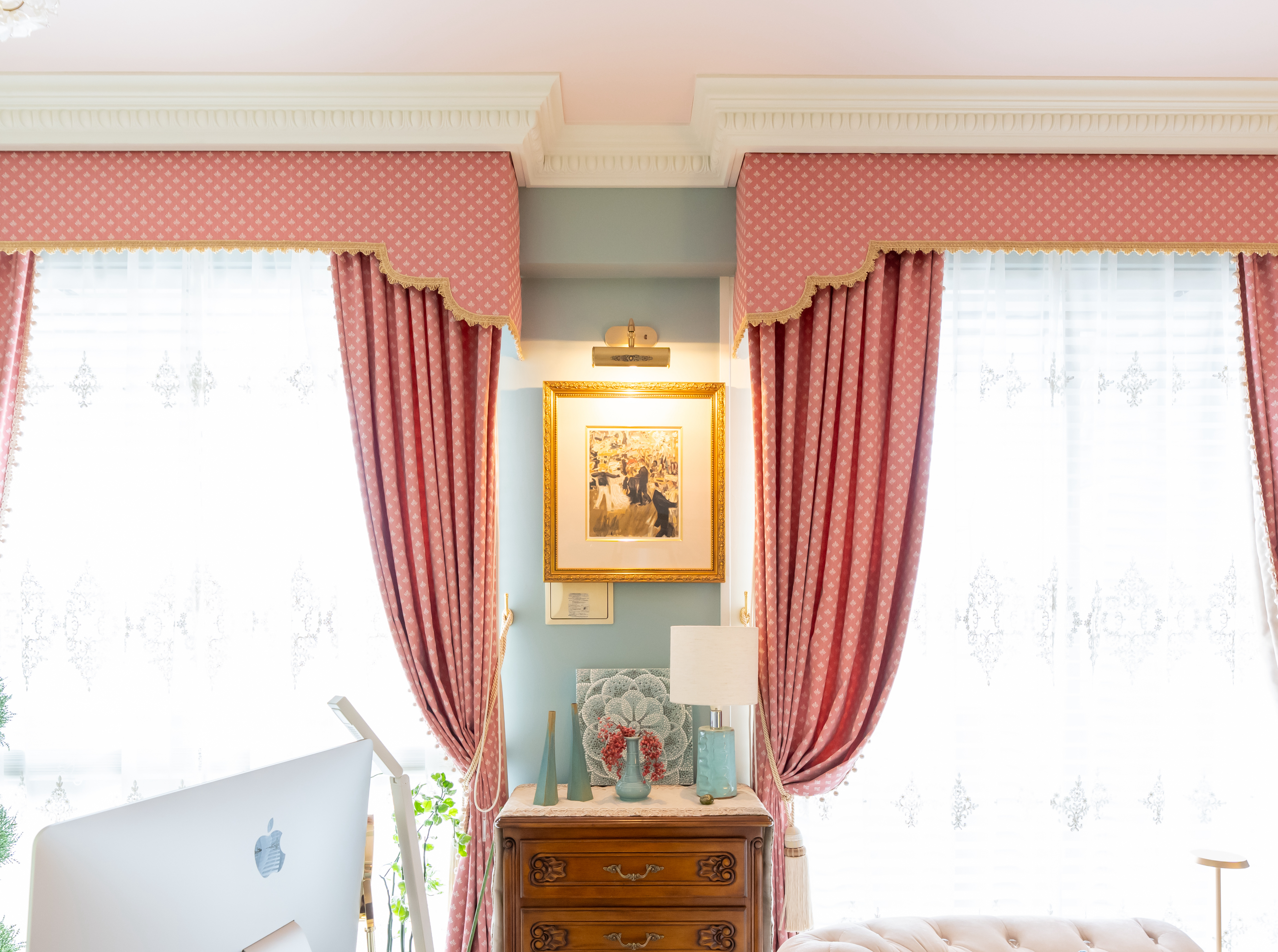 モールディングを回したカーテンボックスの造作