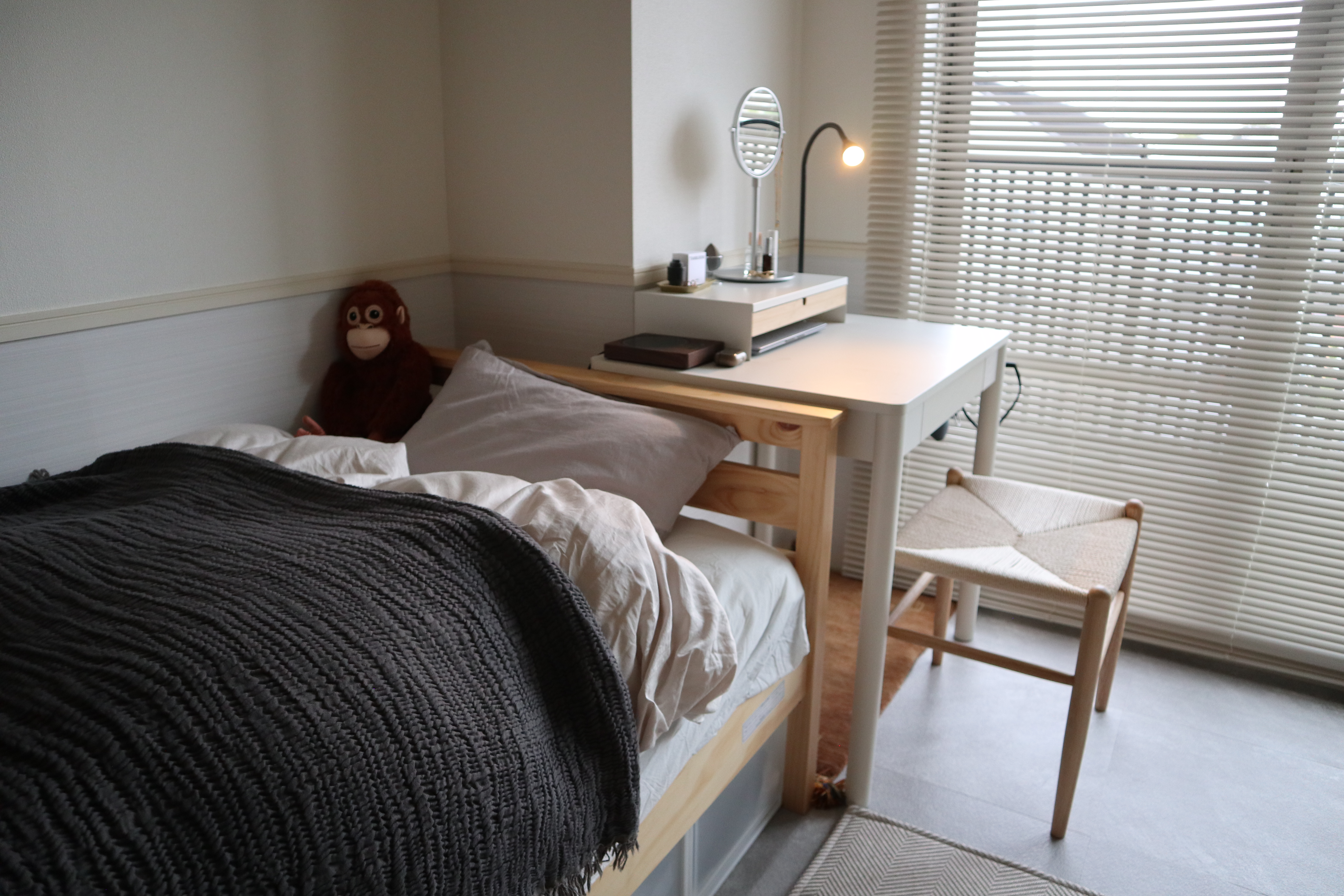 窓際のメイクコーナー